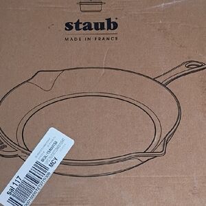 Staub Skillet Illustration on Box - Brown